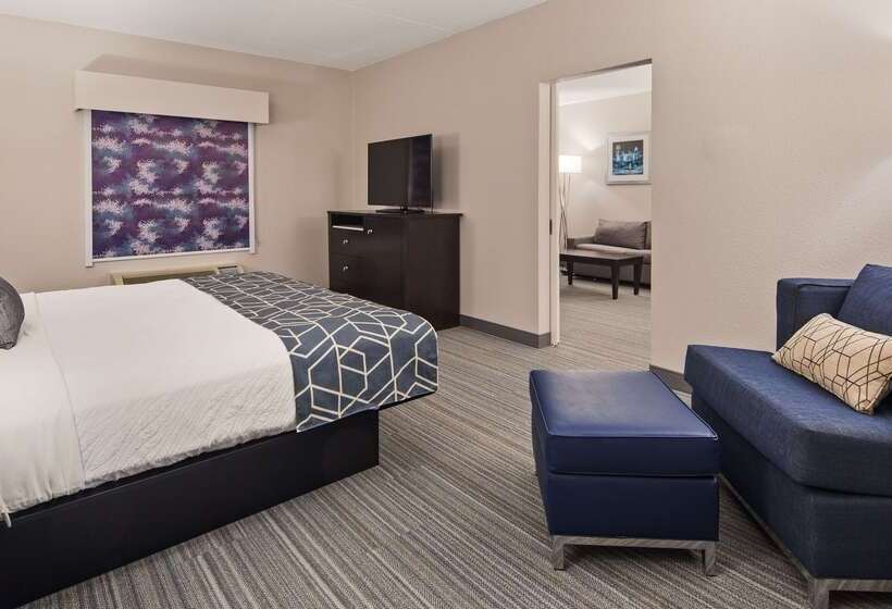 هتل Best Western Plus Wilkes Barrescranton Airport