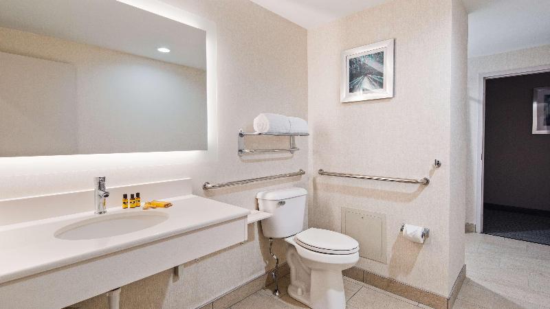 هتل Best Western Plus Wilkes Barrescranton Airport