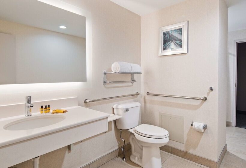 هتل Best Western Plus Wilkes Barrescranton Airport