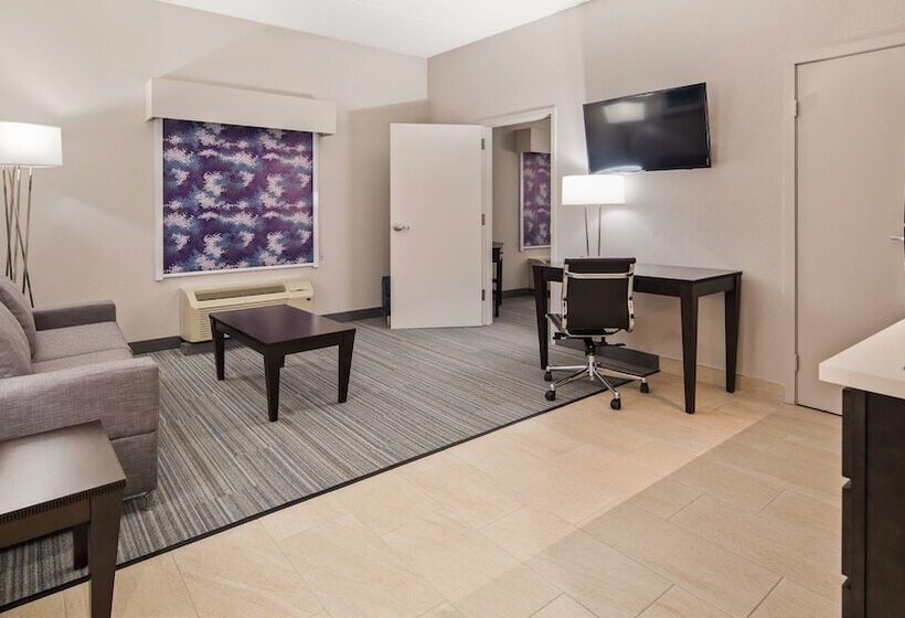 هتل Best Western Plus Wilkes Barrescranton Airport