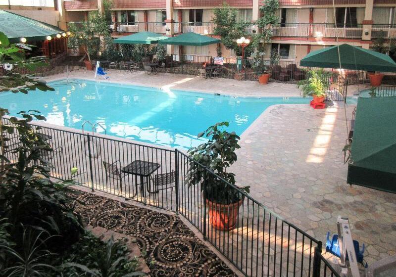 هتل Clarion Inn