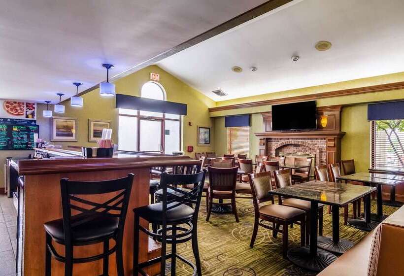 בית מלון כפרי Clarion Inn
