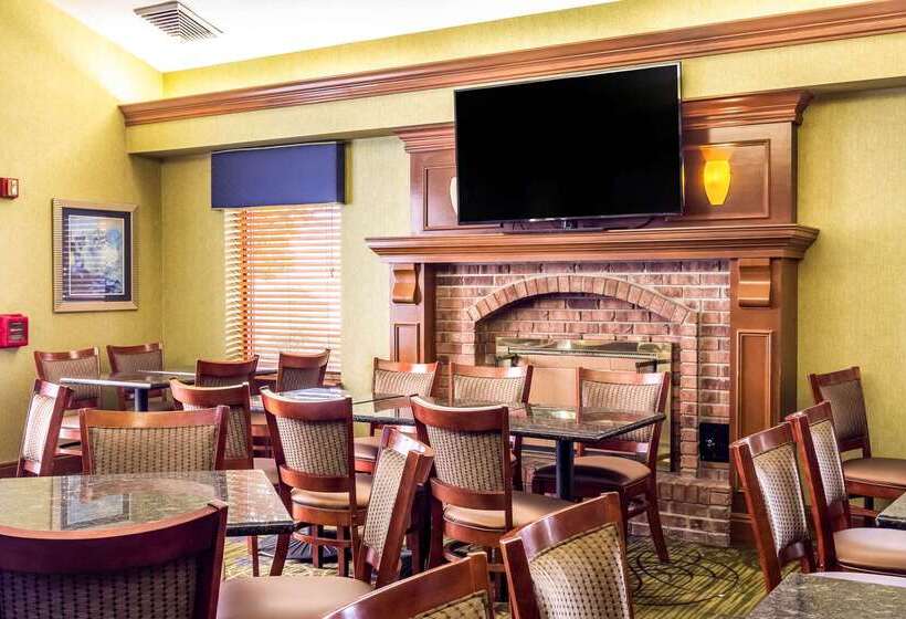 בית מלון כפרי Clarion Inn