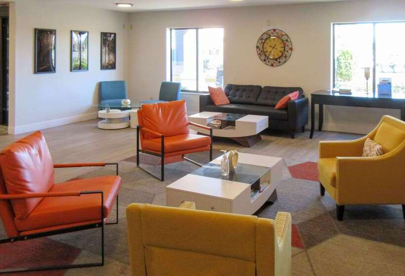 בית מלון כפרי Clarion Pointe Evansville North