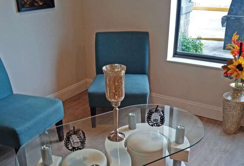 בית מלון כפרי Clarion Pointe Evansville North