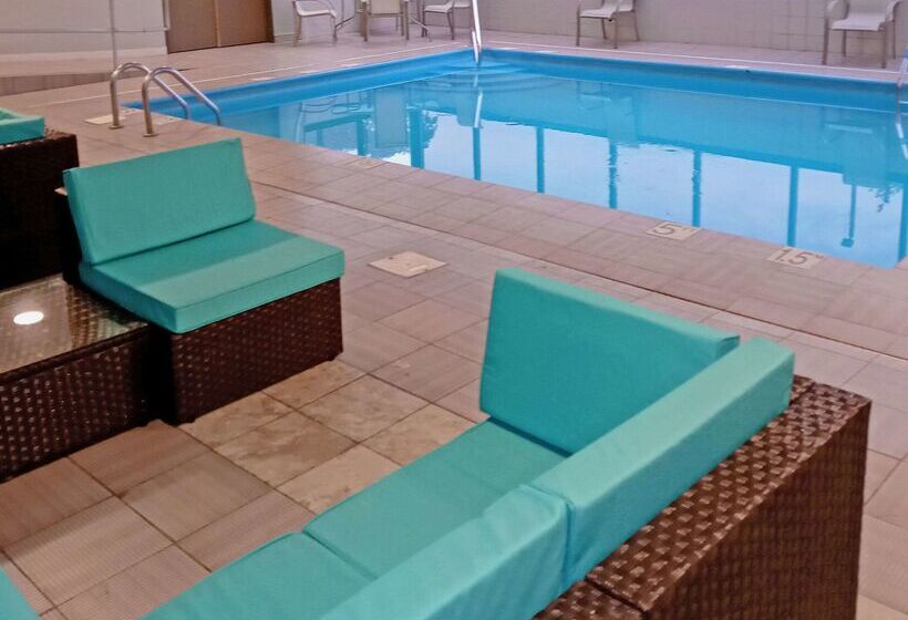 בית מלון כפרי Clarion Pointe Evansville North