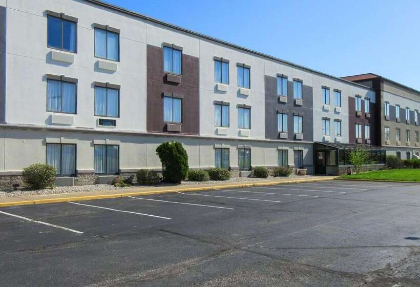 בית מלון כפרי Clarion Pointe Evansville North