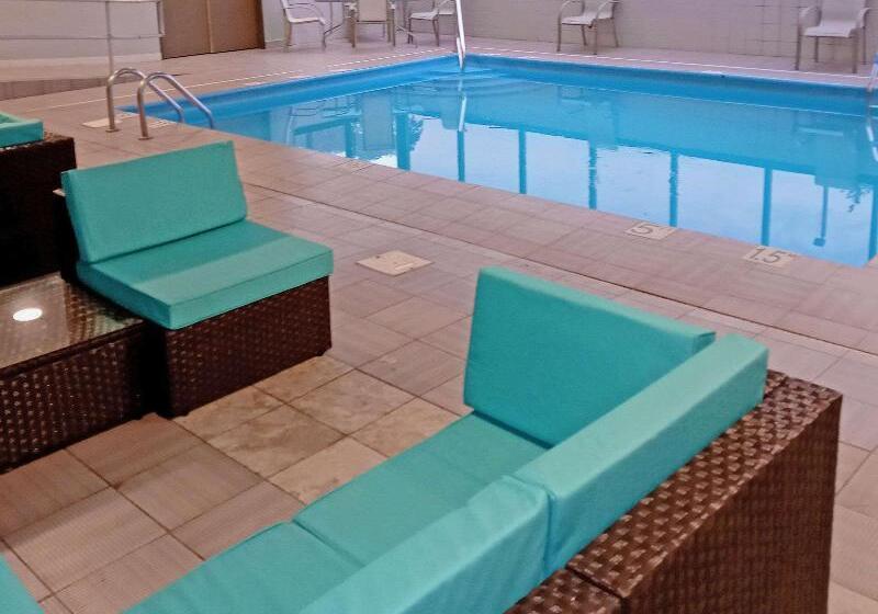 בית מלון כפרי Clarion Pointe Evansville North