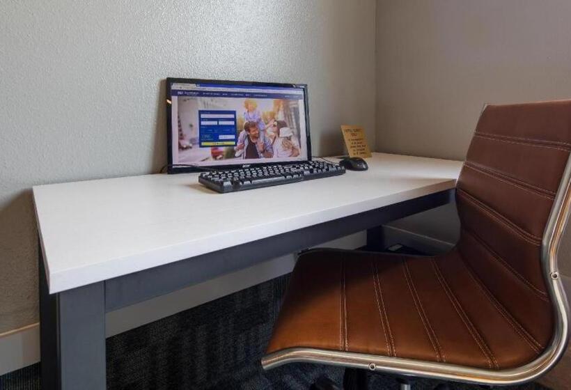 בית מלון כפרי Clarion Pointe Evansville North