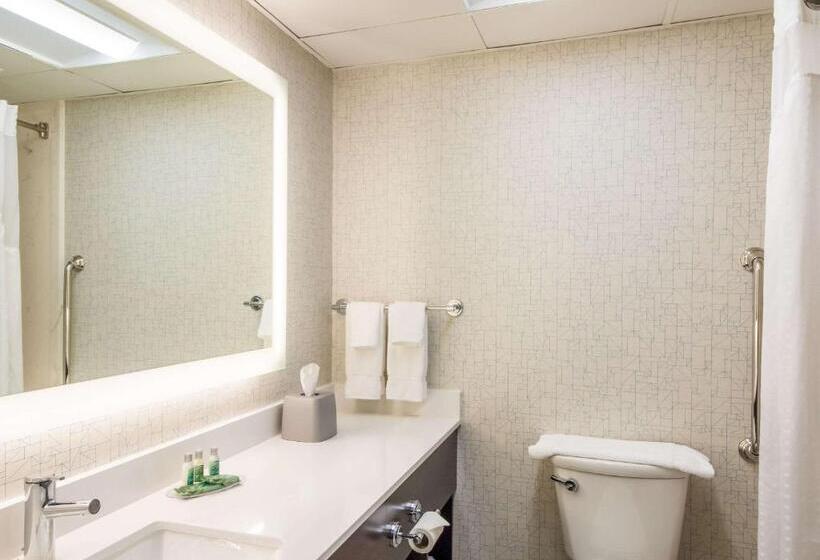 هتل Clarion Pointe New Bern