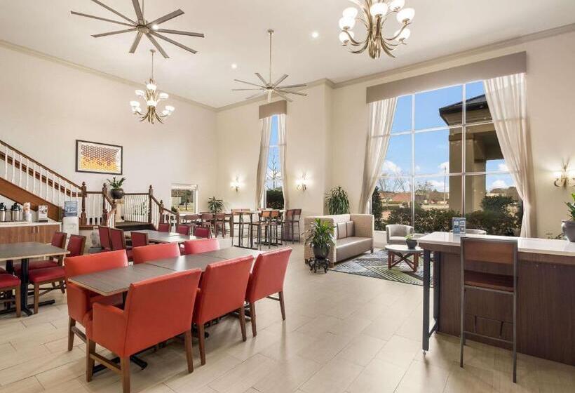 هتل Clarion Pointe New Bern