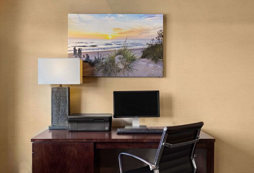 Отель Comfort Inn Ludington Near Us 10