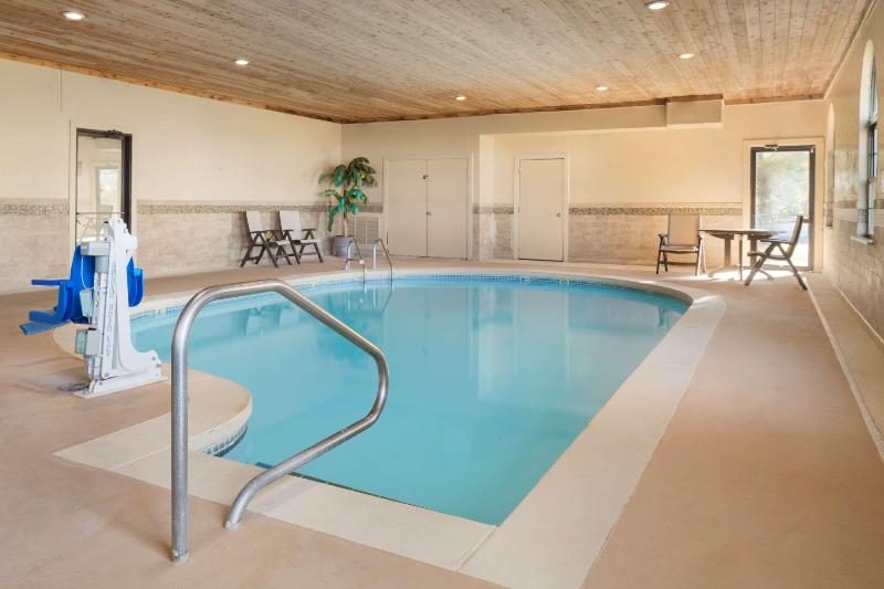 هتل Country Inn & Suites By Radisson, Greenfield, In