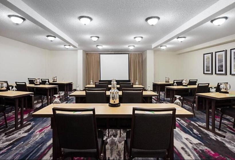 בית מלון כפרי Courtyard Miami Downtown Brickell Area