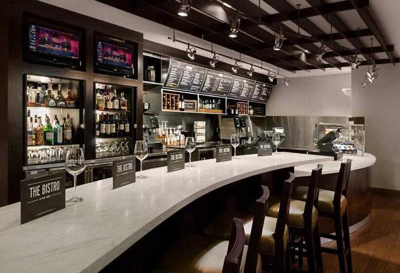 בית מלון כפרי Courtyard Miami Downtown Brickell Area