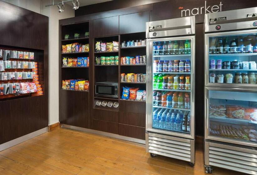 בית מלון כפרי Courtyard Miami Downtown Brickell Area