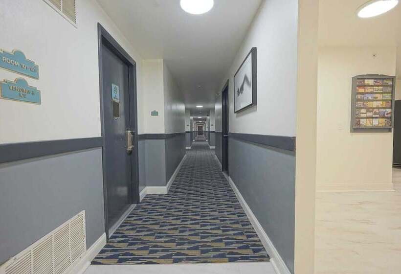 酒店 Greenwoods Inn & Suites