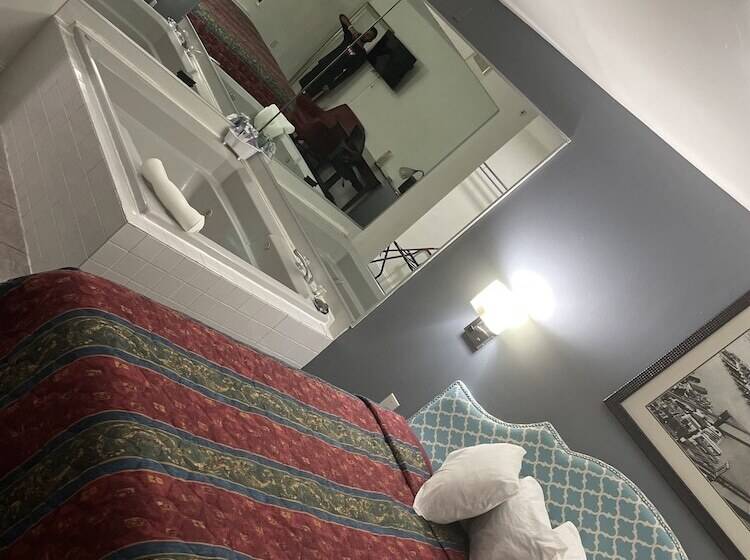 酒店 Greenwoods Inn & Suites