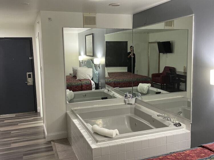 酒店 Greenwoods Inn & Suites