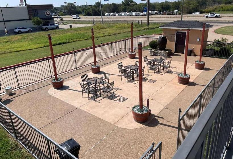 Отель Days Inn By Wyndham Ennis