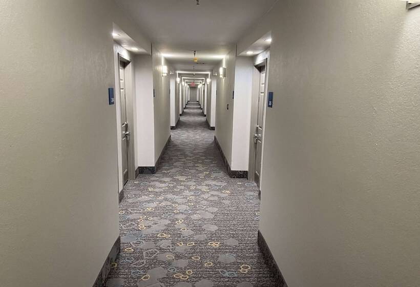 هتل Days Inn & Suites By Wyndham Tahlequah