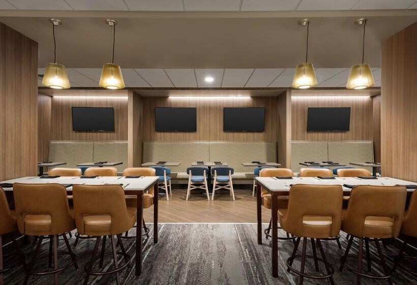 هتل Doubletree By Hilton St. Paul East