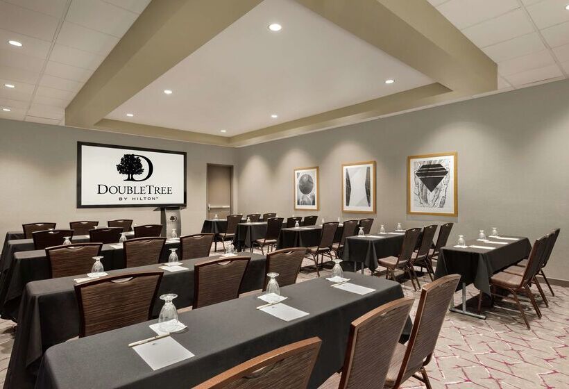 هتل Doubletree By Hilton St. Paul East