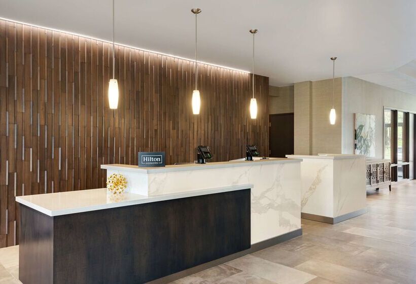 هتل Doubletree By Hilton St. Paul East