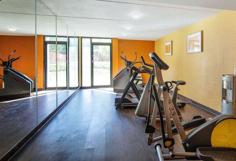 Отель Econo Lodge Inn & Suites