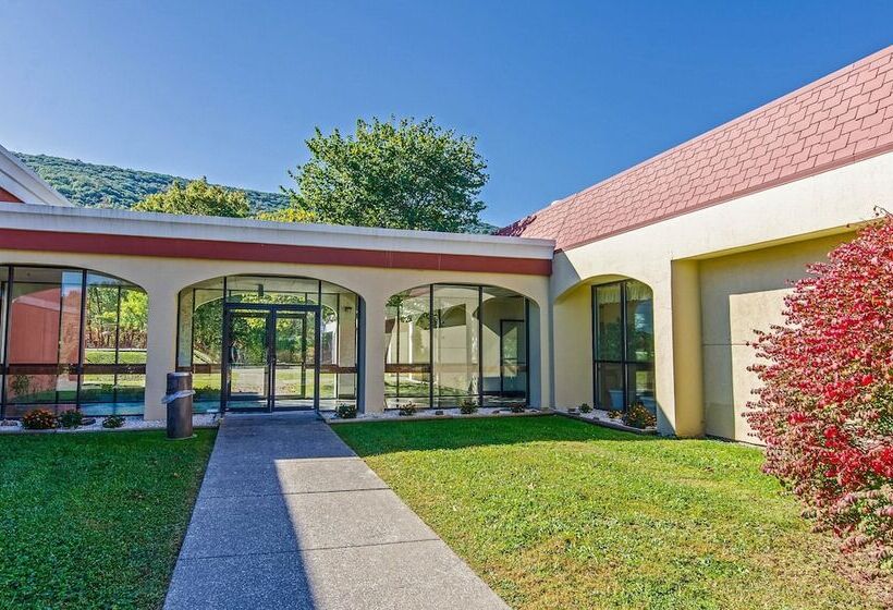 Отель Econo Lodge Inn & Suites