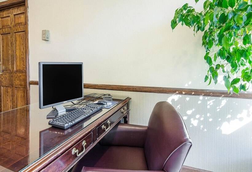 Отель Econo Lodge Inn & Suites