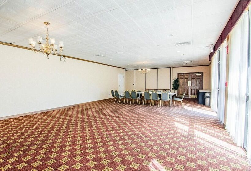 Отель Econo Lodge Inn & Suites