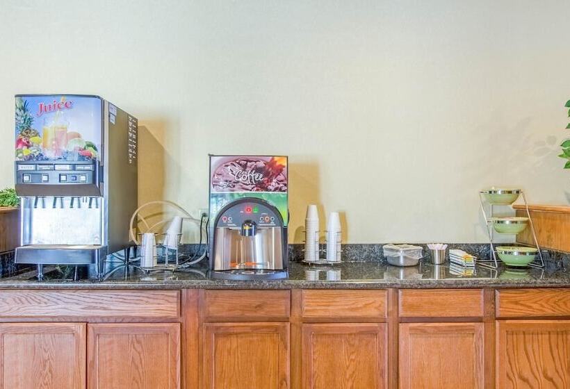 Отель Econo Lodge Inn & Suites