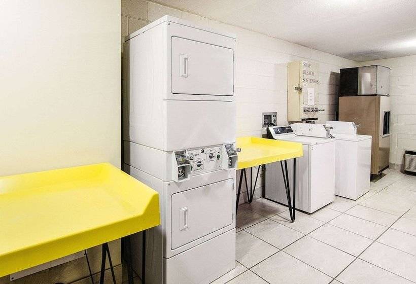 Отель Econo Lodge Inn & Suites