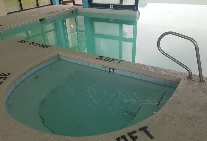 Отель Econo Lodge Inn & Suites