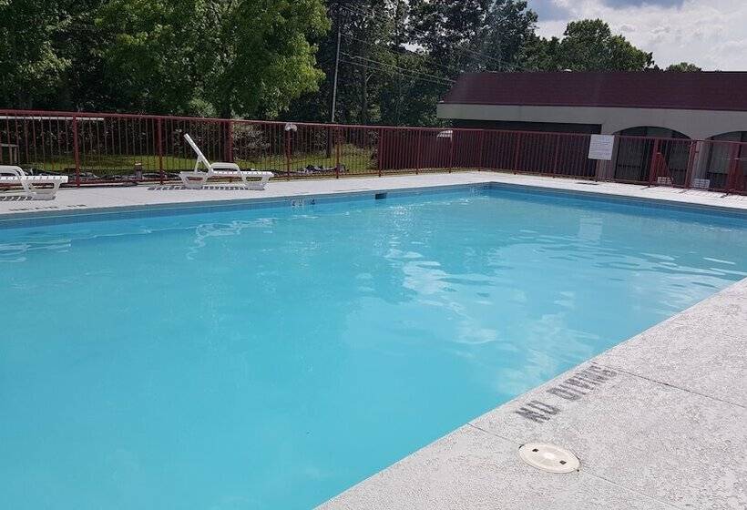 Отель Econo Lodge Inn & Suites