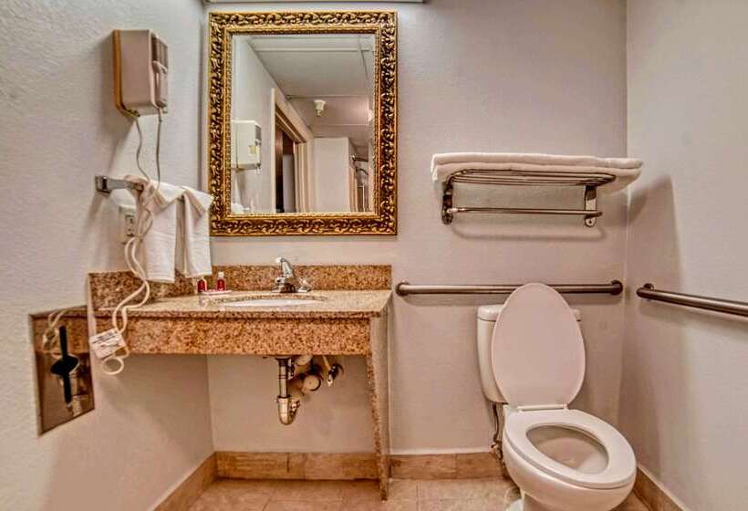 هتل Econo Lodge Raleigh Near Walnut Creek Amphitheatre