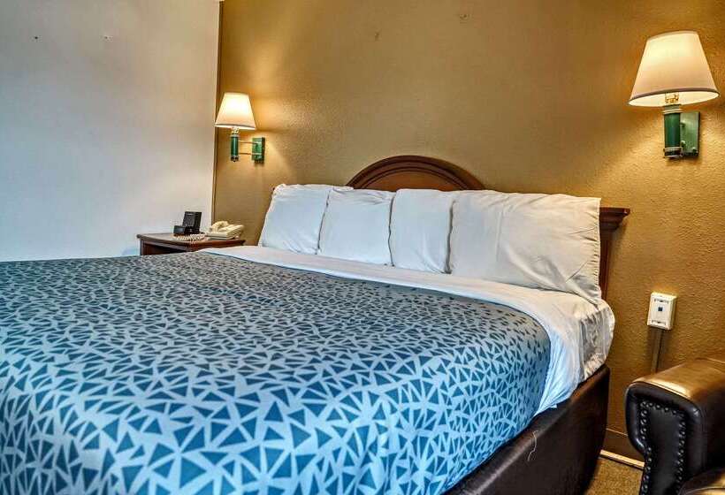 هتل Econo Lodge Raleigh Near Walnut Creek Amphitheatre