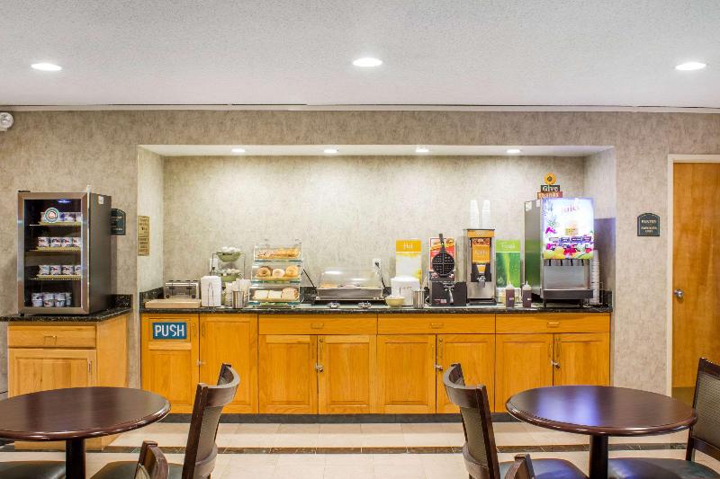 هتل Econo Lodge Raleigh Near Walnut Creek Amphitheatre