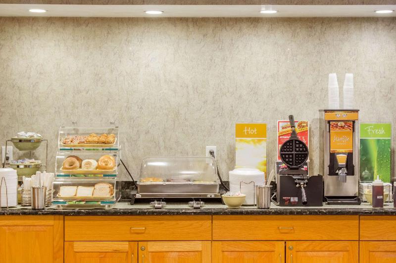 هتل Econo Lodge Raleigh Near Walnut Creek Amphitheatre