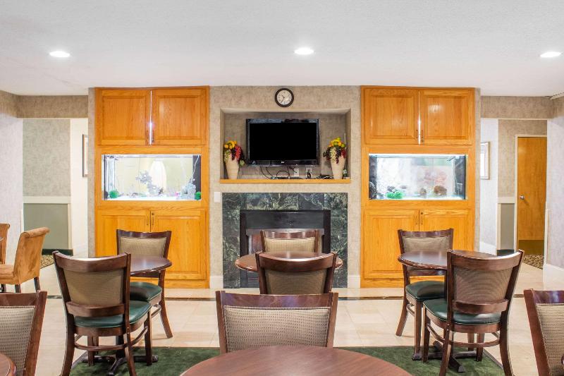 هتل Econo Lodge Raleigh Near Walnut Creek Amphitheatre