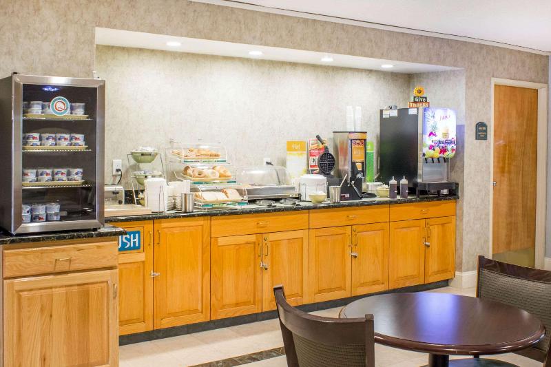 هتل Econo Lodge Raleigh Near Walnut Creek Amphitheatre