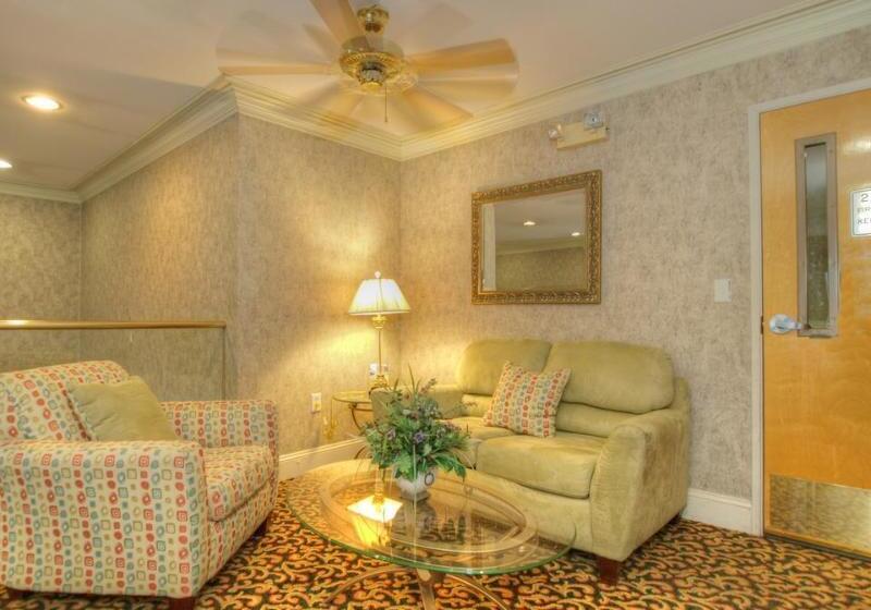 هتل Econo Lodge Raleigh Near Walnut Creek Amphitheatre