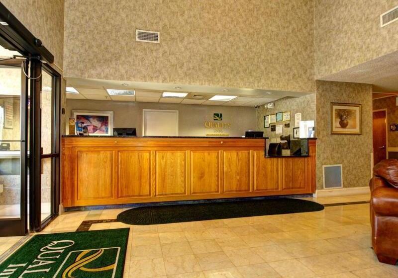 هتل Econo Lodge Raleigh Near Walnut Creek Amphitheatre