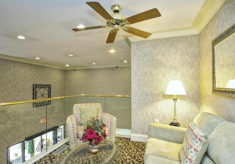 هتل Econo Lodge Raleigh Near Walnut Creek Amphitheatre