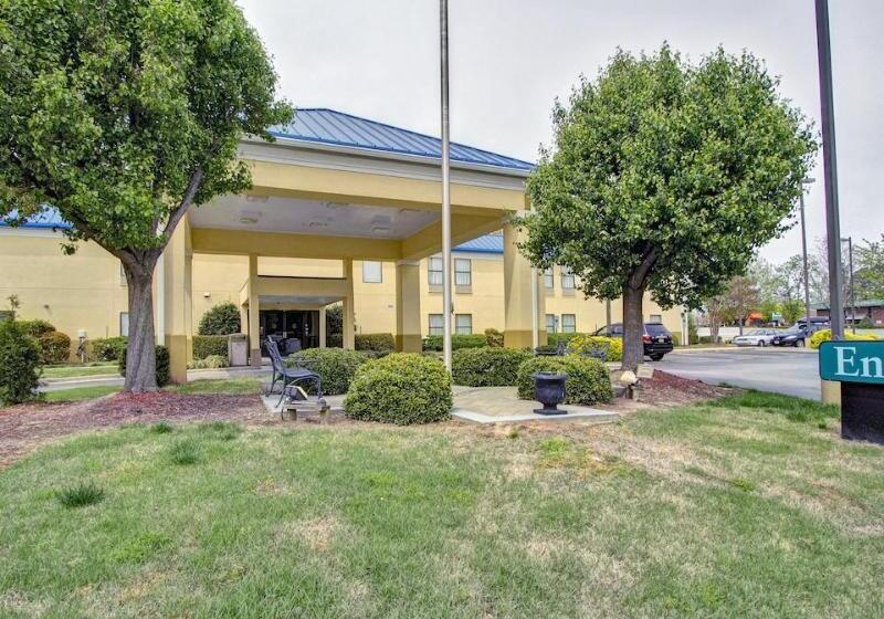 هتل Econo Lodge Raleigh Near Walnut Creek Amphitheatre