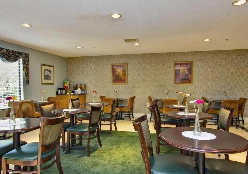 هتل Econo Lodge Raleigh Near Walnut Creek Amphitheatre