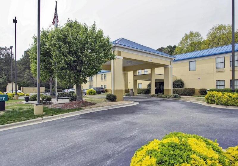 هتل Econo Lodge Raleigh Near Walnut Creek Amphitheatre