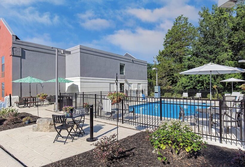 هتل Holiday Inn Express And Suites Kimball By Ihg