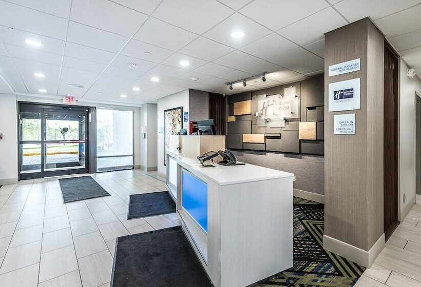 Отель Holiday Inn Express Flint Campus Area, An Ihg